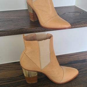 Rachel Zoe. 3and a half inches perfect heels to stride in town.